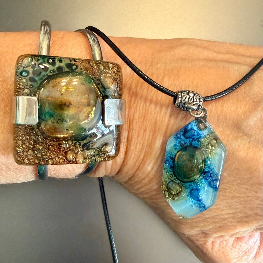 Artisan Dichroic Bubble Effect Glass Pendant& Bracelet Set